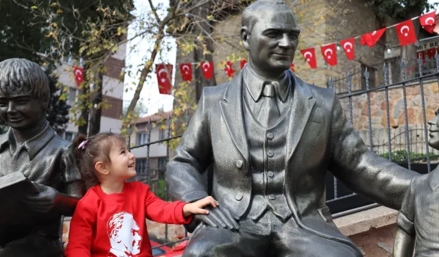 Kocaeli İzmit'te minik yüreklerden Ata'ya sevgi dolu anma