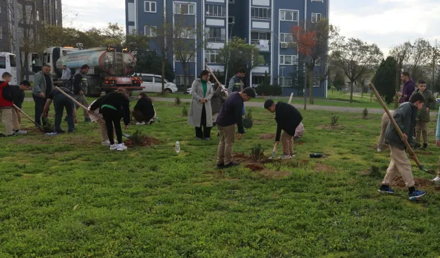 Kocaeli'de Çayırovalı öğrenciler, fidanları toprakla buluşturdu