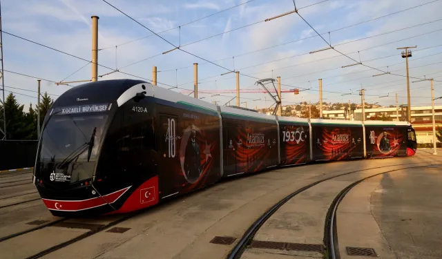 Kocaeli'de otobüs ve tramvaylarda Ata'ya saygı