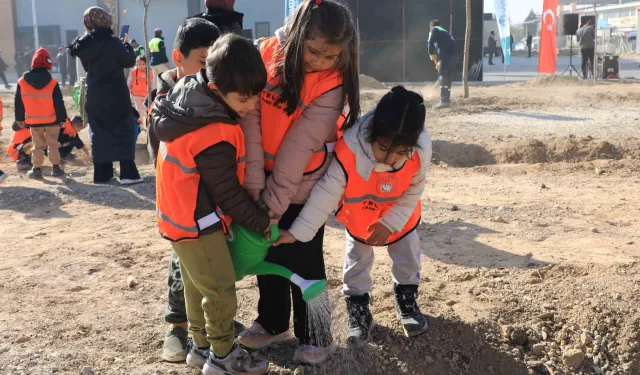 Konya Karatay'da 10 bin 400 metrekarelik alana fidan dikildi