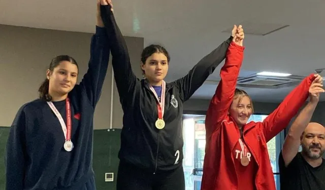 Konya Karataylı haltercilerden şampiyonada madalyalı kutlama