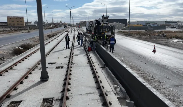 Konya tramvay hattı inşaatında trafiğini aksatmadan titiz çalışma