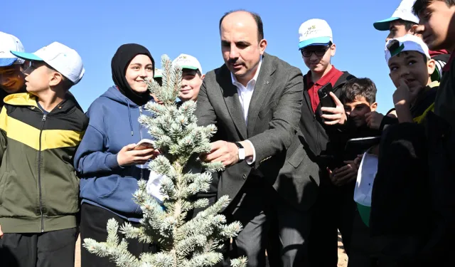 Konya'da Başkan Altay öğrencilerle birlikte fidan dikti