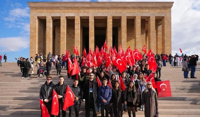 Maltepeli öğrenciler istedi, yerel yönetim Anıtkabir'e götürdü