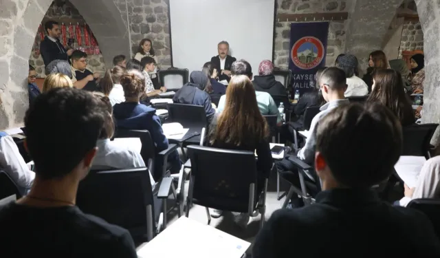 Mustafa Palancıoğlu Mektep Melikgazi'de öğrencilerle buluştu