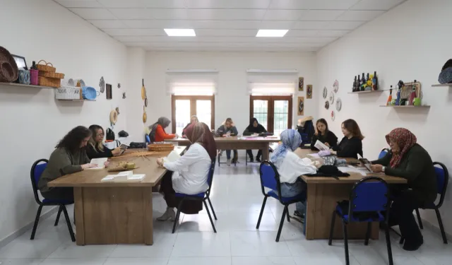 Nevşehir Belediyesi kursiyerlerine kitap okuma etkinlği