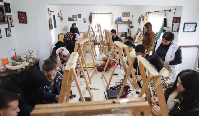 Nevşehirli üniversiteliler dokuma atölyesine katıldı