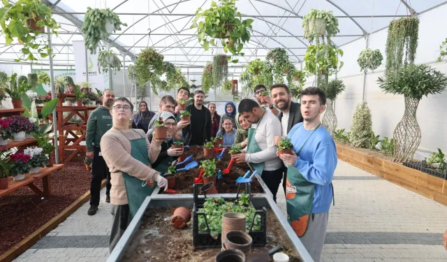 Özel bireyler, elleriyle hasat yapıp çiçek ekti