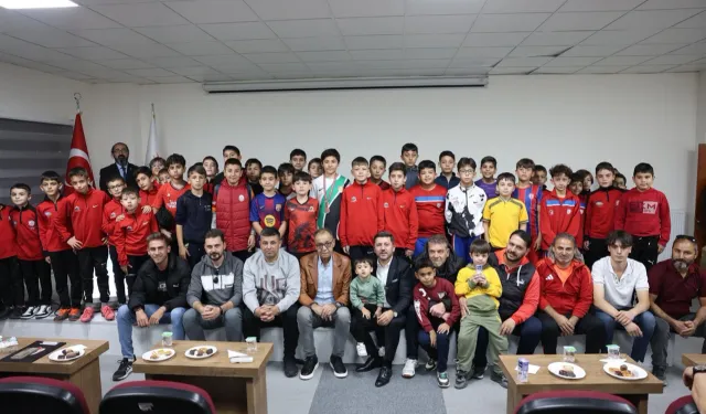 Rasim Arı'dan minik futbolculara krampon