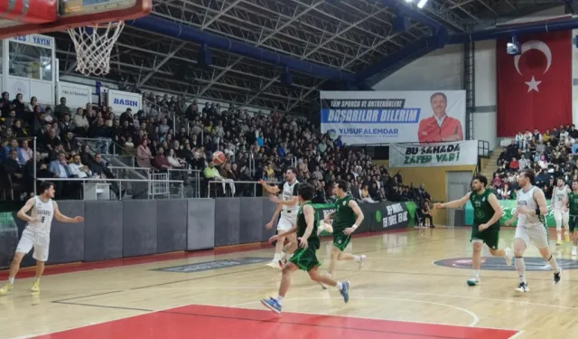 Sakarya Büyükşehir Basketbol taraftarı önünde 7'de 7 yaptı