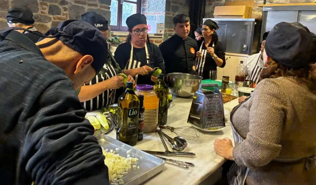 Şef Rıfat Yurttaş işitme engelli kursiyerlerle Ege yemekleri yaptı