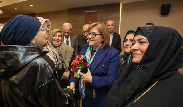 Umreden dönen ikinci kafile başkan Fatma Şahin ile buluştu