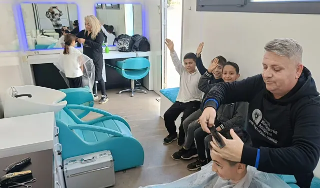 Antalya'da mobil kuaför tırı öğrencilere hizmette