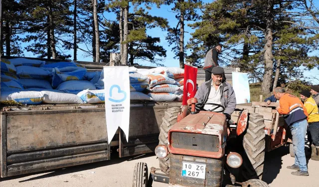 Balıkesir Sındırgılı depremzede çiftçiye hayvan yemi desteği