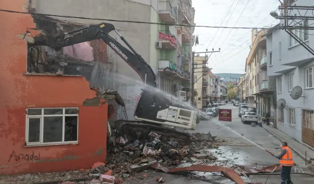 Bursa Gemlik'te güvenli kent için metruk bina yıkımları sürüyor