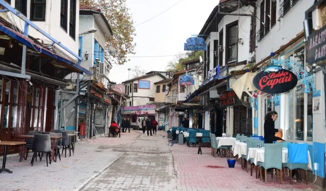 Bursa Osmangazi'de Tarihi Arap Şükrü Sokağı 'kaçak'lardan arındırıldı