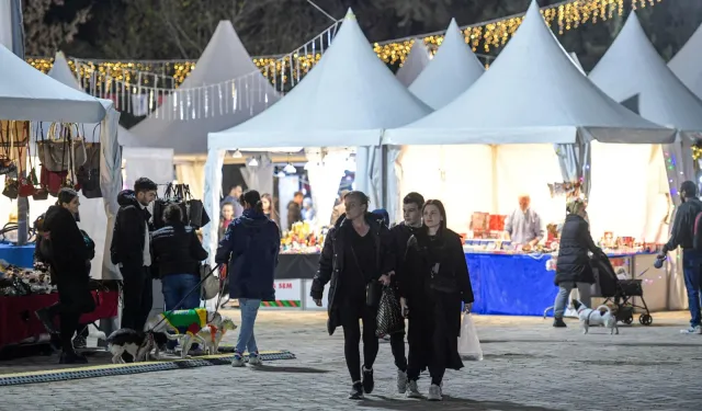 İzmir'de Kültürpark'a yeni yıl ruhu geldi