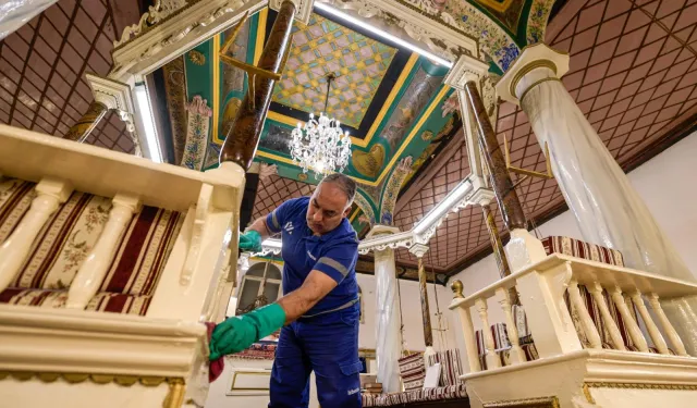 İzmir'in ibadethaneleri köşe bucak temizleniyor