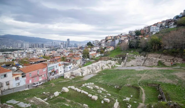 Smyrna Tiyatrosu gün yüzüne çıkıyor
