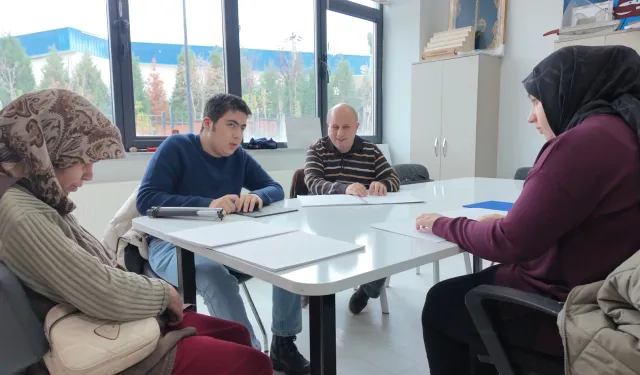 Kocaeli Çayırova'da görme engelli bireylere Kur'an-ı Kerim dersi