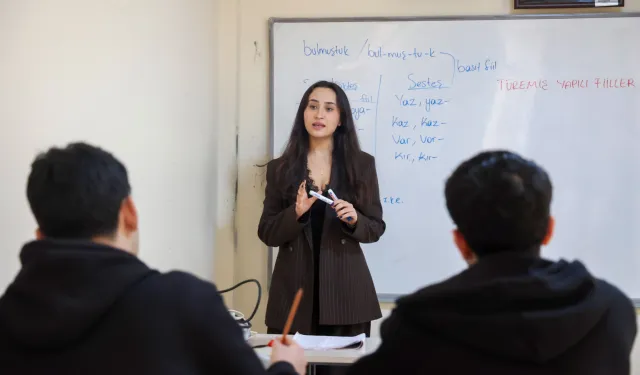 Antalya'da gençlere eğitim desteği sürüyor