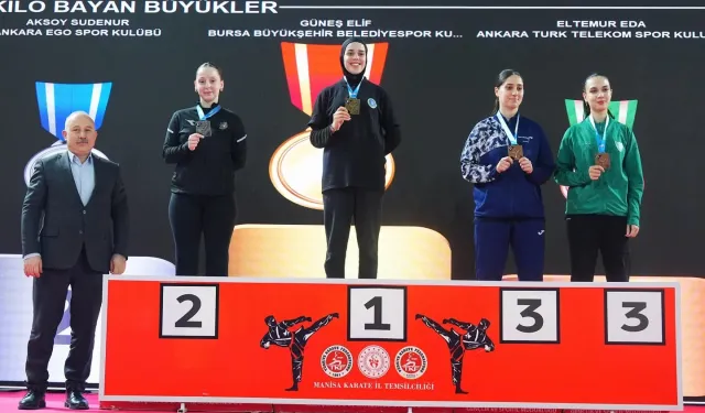 Bursa Büyükşehirli karateciler kürsüden inmedi