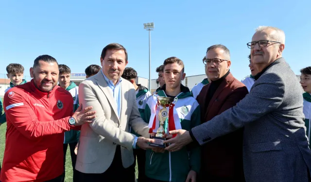 Konya Karatay U16 takımı şampiyonluk kupasını kaldırdı