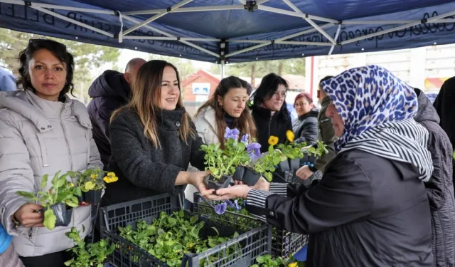 Eskişehir'de mezarlık ziyaretinde gelenek sürüyor