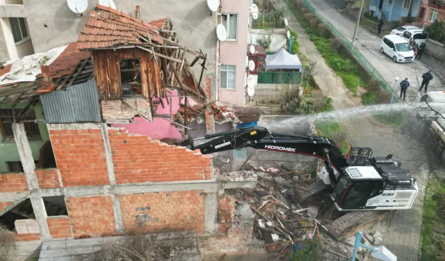 İzmit Kozluk'ta tehlike oluşturan metruk binaya yıkım