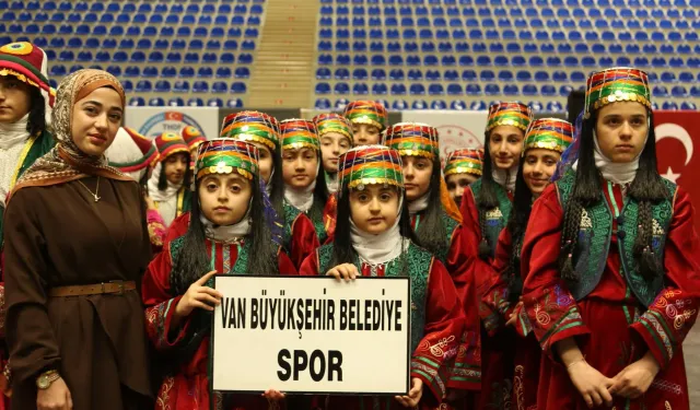Van Büyükşehir halk oyunlarında şampiyon