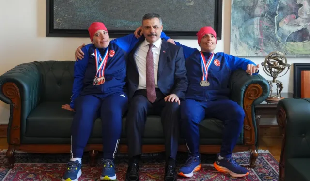 Bakan Çiftçi otizmli sporcuların dünya başarısını kutladı