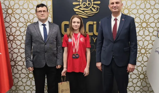 Gölcüklü şampiyon milli yüzücüden Başkan Sezer'e ziyaret