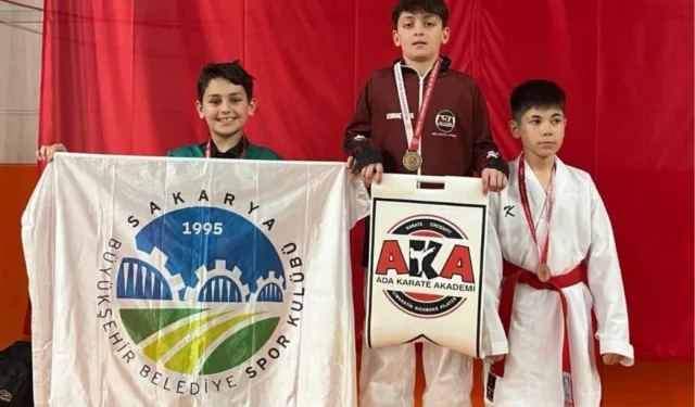 Sakaryalı sporcular kürsüden inmedi!