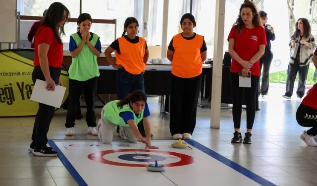 Antalya Büyükşehir'den kız çocuklarına spor desteği