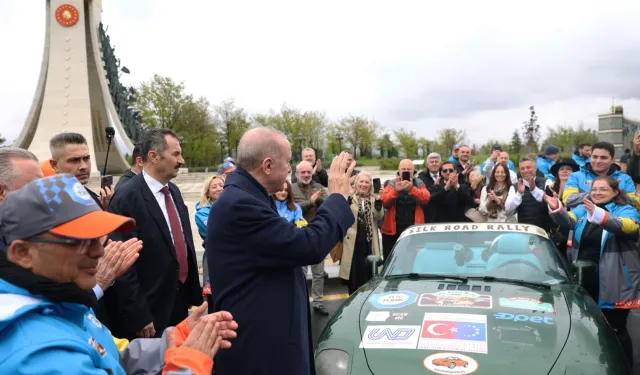 Cumhurbaşkanı Erdoğan, ralli kafilesini Külliye'den uğurladı