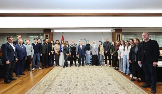 Kayseri'deki Türk Dünyası gençlerinden Başkan Büyükkılıç'a ziyaret