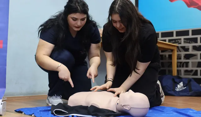 Sakarya'da öğrencilere Büyükşehir'den uygulamalı ilkyardım