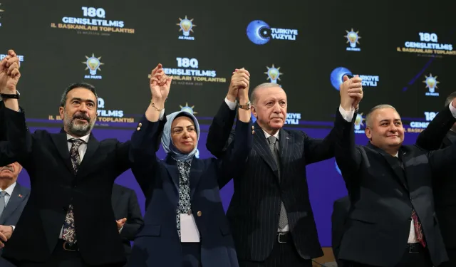 AK Parti'ye 3 Yeni Belediye Başkanı Katıldı: Rozetleri Cumhurbaşkanı Erdoğan Taktı