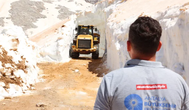 Antalya'da yayla yollarında karla mücadele sürüyor