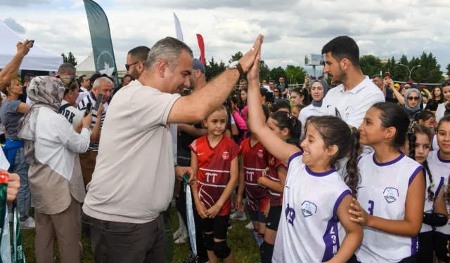 Bursa'da Mini Voleybol Şenliği'nde çocuklar madalyalarını aldı