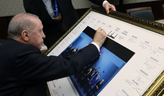 Erdoğan NATO Zirvesi'ndeki Aile Fotoğrafını İmzaladı