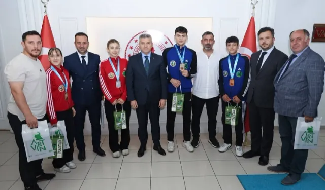 Türkiye şampiyonları Artvin Valisi'ne konuk oldu