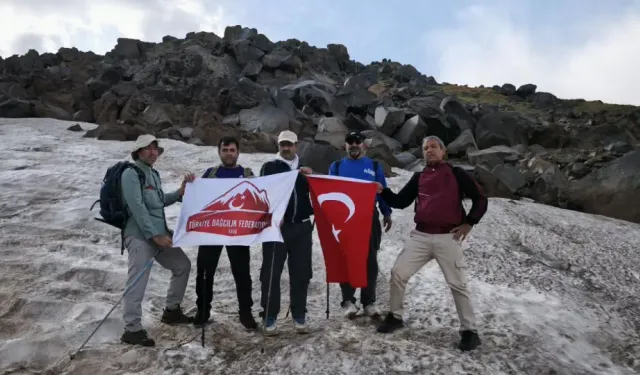 Ağrı'lı Dağcılar '30 Ağustos Zafer bayramı Süphan dağı' tırmanışı yaptı