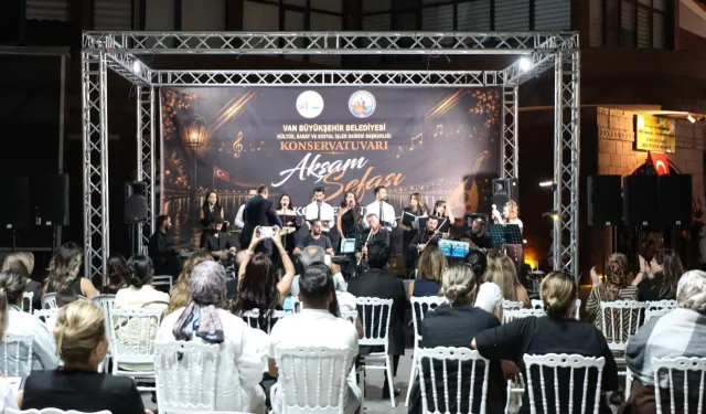 Edremit'te Van rüzgarı: Akşam Sefası'ndan muhteşem konser