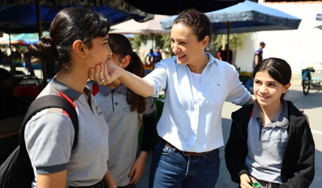 Efes Selçuk'tan öğrenciye destek, yerel esnafa nefes