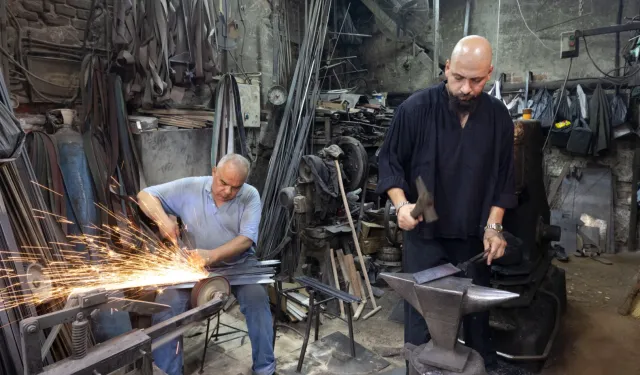 İzmir Kemeraltı'nın son ustaları direniyor... Çekiç sesleriyle yaşayan miras