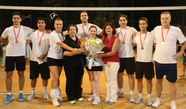 İzmit'te Voleybol Turnuvası sona erdi