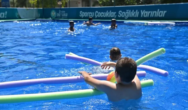 Manisa'da çocuklar hem serinleyecek hem yüzme öğrenecek