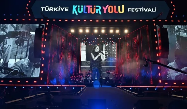 Merve Özbey Nevşehir'i salladı