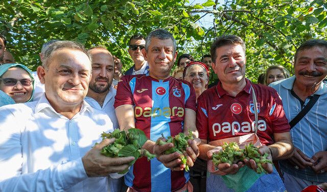 Özgür Özel, Trabzon’da fındık bahçesinde çalışan vatandaşları ziyaret etti